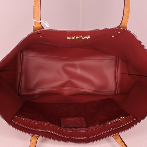 COACH Town Tote. In good condition. - Picture 3 of 3